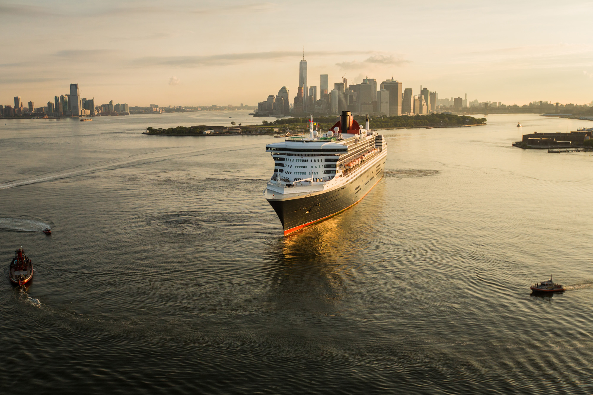 Queen Mary 2 sailing into New York for Cunards 175th Anniversary Celebration Photo credit Jonathan Atkin for Cunard